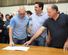 O governador Carlos Massa Ratinho Junior confirmou neste sábado (16) investimentos de R$ 2,82 milhões em obras e compra de máquinas e veículos para oito municípios da região Noroeste do Estado. Foram assinadas, na ExpoParanavaí, um dos principais eventos do agronegócio do Paraná, autorizações e homologações.   -  Paranavaí, 16/03/2019  -  Foto: José Fernando Ogura/ANPr
