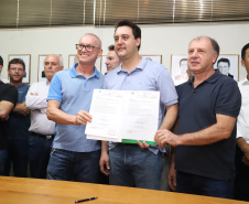 O governador Carlos Massa Ratinho Junior confirmou neste sábado (16) investimentos de R$ 2,82 milhões em obras e compra de máquinas e veículos para oito municípios da região Noroeste do Estado. Foram assinadas, na ExpoParanavaí, um dos principais eventos do agronegócio do Paraná, autorizações e homologações.   -  Paranavaí, 16/03/2019  -  Foto: José Fernando Ogura/ANPr