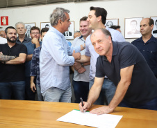 O governador Carlos Massa Ratinho Junior confirmou neste sábado (16) investimentos de R$ 2,82 milhões em obras e compra de máquinas e veículos para oito municípios da região Noroeste do Estado. Foram assinadas, na ExpoParanavaí, um dos principais eventos do agronegócio do Paraná, autorizações e homologações.   -  Paranavaí, 16/03/2019  -  Foto: José Fernando Ogura/ANPr