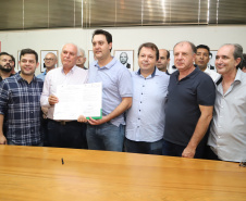 O governador Carlos Massa Ratinho Junior confirmou neste sábado (16) investimentos de R$ 2,82 milhões em obras e compra de máquinas e veículos para oito municípios da região Noroeste do Estado. Foram assinadas, na ExpoParanavaí, um dos principais eventos do agronegócio do Paraná, autorizações e homologações.   -  Paranavaí, 16/03/2019  -  Foto: José Fernando Ogura/ANPr