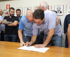 O governador Carlos Massa Ratinho Junior confirmou neste sábado (16) investimentos de R$ 2,82 milhões em obras e compra de máquinas e veículos para oito municípios da região Noroeste do Estado. Foram assinadas, na ExpoParanavaí, um dos principais eventos do agronegócio do Paraná, autorizações e homologações.   -  Paranavaí, 16/03/2019  -  Foto: José Fernando Ogura/ANPr