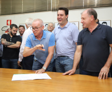 O governador Carlos Massa Ratinho Junior confirmou neste sábado (16) investimentos de R$ 2,82 milhões em obras e compra de máquinas e veículos para oito municípios da região Noroeste do Estado. Foram assinadas, na ExpoParanavaí, um dos principais eventos do agronegócio do Paraná, autorizações e homologações.   -  Paranavaí, 16/03/2019  -  Foto: José Fernando Ogura/ANPr