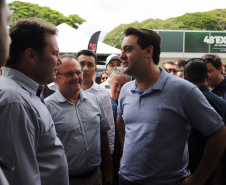 O governador Carlos Massa Ratinho Junior confirmou neste sábado (16) investimentos de R$ 2,82 milhões em obras e compra de máquinas e veículos para oito municípios da região Noroeste do Estado. Foram assinadas, na ExpoParanavaí, um dos principais eventos do agronegócio do Paraná, autorizações e homologações.   -  Paranavaí, 16/03/2019  -  Foto: José Fernando Ogura/ANPr