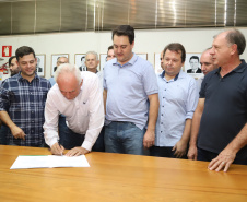 O governador Carlos Massa Ratinho Junior confirmou neste sábado (16) investimentos de R$ 2,82 milhões em obras e compra de máquinas e veículos para oito municípios da região Noroeste do Estado. Foram assinadas, na ExpoParanavaí, um dos principais eventos do agronegócio do Paraná, autorizações e homologações.   -  Paranavaí, 16/03/2019  -  Foto: José Fernando Ogura/ANPr