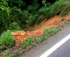 Interdição da PR-340 entre Tibagi e Telêmaco Borba, por conta de um desmoronamento de terra na tarde de sábado (16)  -  Curitiba, 17/03/2019  -  Foto: Divulgação DER