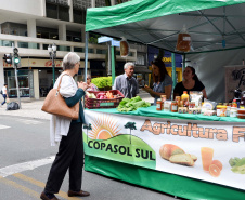 A Copasol Sul, cooperativa de agricultura familiar de Agudos do Sul, na Região Metropolitana de Curitiba, fez sua estreia em vendas diretas de seus produtos ao consumidor durante a Feira das Cooperativas, que acontece todas às sextas-feiras, em Curitiba.  Foto:SEAB