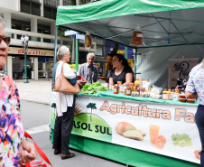 A Copasol Sul, cooperativa de agricultura familiar de Agudos do Sul, na Região Metropolitana de Curitiba, fez sua estreia em vendas diretas de seus produtos ao consumidor durante a Feira das Cooperativas, que acontece todas às sextas-feiras, em Curitiba.  Foto:SEAB