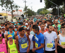 Em comemoração aos 67 anos do Batalhão de Polícia de Trânsito, 1,2 mil pessoas participaram da quarta edição da Corrida Solidária Provopar Estadual e BPTran neste domingo (17) em Curitiba. Os atletas, profissionais e amadores, correram 3 km, 5 km e 10 km em prol da solidariedade. Foto: Soldado Fernando Chauchuti/PMPR