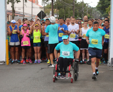 Em comemoração aos 67 anos do Batalhão de Polícia de Trânsito, 1,2 mil pessoas participaram da quarta edição da Corrida Solidária Provopar Estadual e BPTran neste domingo (17) em Curitiba. Os atletas, profissionais e amadores, correram 3 km, 5 km e 10 km em prol da solidariedade. Foto: Soldado Fernando Chauchuti/PMPR