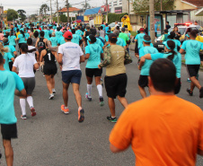 Em comemoração aos 67 anos do Batalhão de Polícia de Trânsito, 1,2 mil pessoas participaram da quarta edição da Corrida Solidária Provopar Estadual e BPTran neste domingo (17) em Curitiba. Os atletas, profissionais e amadores, correram 3 km, 5 km e 10 km em prol da solidariedade. Foto: Soldado Fernando Chauchuti/PMPR