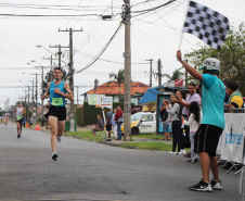 Em comemoração aos 67 anos do Batalhão de Polícia de Trânsito, 1,2 mil pessoas participaram da quarta edição da Corrida Solidária Provopar Estadual e BPTran neste domingo (17) em Curitiba. Os atletas, profissionais e amadores, correram 3 km, 5 km e 10 km em prol da solidariedade. Foto: Soldado Fernando Chauchuti/PMPR