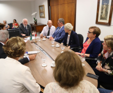 O Governo do Paraná quer estreitar as relações culturais e comerciais com a Polônia. O vice-governador Darci Piana recebeu nesta segunda-feira (18) a cônsul do país em Curitiba, Dorota Bogutyn, e uma comitiva da cidade de Pozna&#324;, formada pelo prefeito Jan Grabkowski Starosta e membros das secretarias da prefeitura.  -  Curitiba, 18/03/2019  -  Foto: José Fernando Ogura/ANPr