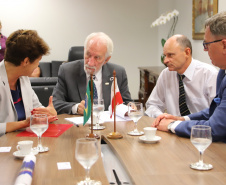 O Governo do Paraná quer estreitar as relações culturais e comerciais com a Polônia. O vice-governador Darci Piana recebeu nesta segunda-feira (18) a cônsul do país em Curitiba, Dorota Bogutyn, e uma comitiva da cidade de Pozna&#324;, formada pelo prefeito Jan Grabkowski Starosta e membros das secretarias da prefeitura.  -  Curitiba, 18/03/2019  -  Foto: José Fernando Ogura/ANPr