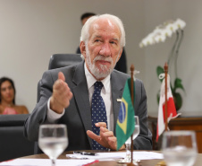 O Governo do Paraná quer estreitar as relações culturais e comerciais com a Polônia. O vice-governador Darci Piana recebeu nesta segunda-feira (18) a cônsul do país em Curitiba, Dorota Bogutyn, e uma comitiva da cidade de Pozna&#324;, formada pelo prefeito Jan Grabkowski Starosta e membros das secretarias da prefeitura.  -  Curitiba, 18/03/2019  -  Foto: José Fernando Ogura/ANPr