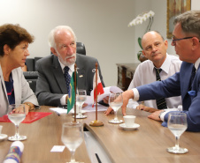 O Governo do Paraná quer estreitar as relações culturais e comerciais com a Polônia. O vice-governador Darci Piana recebeu nesta segunda-feira (18) a cônsul do país em Curitiba, Dorota Bogutyn, e uma comitiva da cidade de Pozna&#324;, formada pelo prefeito Jan Grabkowski Starosta e membros das secretarias da prefeitura.  -  Curitiba, 18/03/2019  -  Foto: José Fernando Ogura/ANPr