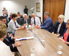O Governo do Paraná quer estreitar as relações culturais e comerciais com a Polônia. O vice-governador Darci Piana recebeu nesta segunda-feira (18) a cônsul do país em Curitiba, Dorota Bogutyn, e uma comitiva da cidade de Pozna&#324;, formada pelo prefeito Jan Grabkowski Starosta e membros das secretarias da prefeitura.  -  Curitiba, 18/03/2019  -  Foto: José Fernando Ogura/ANPr