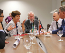 O Governo do Paraná quer estreitar as relações culturais e comerciais com a Polônia. O vice-governador Darci Piana recebeu nesta segunda-feira (18) a cônsul do país em Curitiba, Dorota Bogutyn, e uma comitiva da cidade de Pozna&#324;, formada pelo prefeito Jan Grabkowski Starosta e membros das secretarias da prefeitura.  -  Curitiba, 18/03/2019  -  Foto: José Fernando Ogura/ANPr