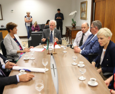 O Governo do Paraná quer estreitar as relações culturais e comerciais com a Polônia. O vice-governador Darci Piana recebeu nesta segunda-feira (18) a cônsul do país em Curitiba, Dorota Bogutyn, e uma comitiva da cidade de Pozna&#324;, formada pelo prefeito Jan Grabkowski Starosta e membros das secretarias da prefeitura.  -  Curitiba, 18/03/2019  -  Foto: José Fernando Ogura/ANPr