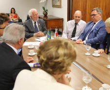 O Governo do Paraná quer estreitar as relações culturais e comerciais com a Polônia. O vice-governador Darci Piana recebeu nesta segunda-feira (18) a cônsul do país em Curitiba, Dorota Bogutyn, e uma comitiva da cidade de Pozna&#324;, formada pelo prefeito Jan Grabkowski Starosta e membros das secretarias da prefeitura.  -  Curitiba, 18/03/2019  -  Foto: José Fernando Ogura/ANPr