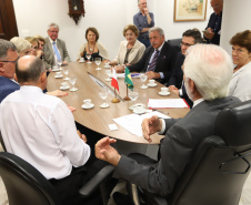O Governo do Paraná quer estreitar as relações culturais e comerciais com a Polônia. O vice-governador Darci Piana recebeu nesta segunda-feira (18) a cônsul do país em Curitiba, Dorota Bogutyn, e uma comitiva da cidade de Pozna&#324;, formada pelo prefeito Jan Grabkowski Starosta e membros das secretarias da prefeitura.  -  Curitiba, 18/03/2019  -  Foto: José Fernando Ogura/ANPr