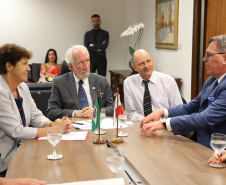O Governo do Paraná quer estreitar as relações culturais e comerciais com a Polônia. O vice-governador Darci Piana recebeu nesta segunda-feira (18) a cônsul do país em Curitiba, Dorota Bogutyn, e uma comitiva da cidade de Pozna&#324;, formada pelo prefeito Jan Grabkowski Starosta e membros das secretarias da prefeitura.  -  Curitiba, 18/03/2019  -  Foto: José Fernando Ogura/ANPr