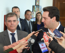 Governador Carlos Massa Ratinho Junior durante reunião com o secretário Nacional de Segurança Pública, general Guilherme Theóphilo e o secretário estadual da Segurança Pública e Administração Penitenciária, general Luiz Felipe Carbonell  -  Curitiba, 19/03/2019  -  Foto: Rodrigo Félix Leal/ANPr