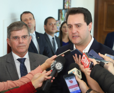 Governador Carlos Massa Ratinho Junior durante reunião com o secretário Nacional de Segurança Pública, general Guilherme Theóphilo e o secretário estadual da Segurança Pública e Administração Penitenciária, general Luiz Felipe Carbonell  -  Curitiba, 19/03/2019  -  Foto: Rodrigo Félix Leal/ANPr