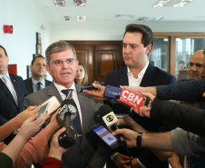 Governador Carlos Massa Ratinho Junior durante reunião com o secretário Nacional de Segurança Pública, general Guilherme Theóphilo e o secretário estadual da Segurança Pública e Administração Penitenciária, general Luiz Felipe Carbonell  -  Curitiba, 19/03/2019  -  Foto: Rodrigo Félix Leal/ANPr