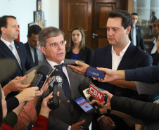 Governador Carlos Massa Ratinho Junior durante reunião com o secretário Nacional de Segurança Pública, general Guilherme Theóphilo e o secretário estadual da Segurança Pública e Administração Penitenciária, general Luiz Felipe Carbonell  -  Curitiba, 19/03/2019  -  Foto: Rodrigo Félix Leal/ANPr
