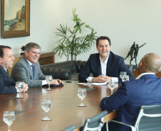 Governador Carlos Massa Ratinho Junior durante reunião com o secretário Nacional de Segurança Pública, general Guilherme Theóphilo e o secretário estadual da Segurança Pública e Administração Penitenciária, general Luiz Felipe Carbonell  -  Curitiba, 19/03/2019  -  Foto: Rodrigo Félix Leal/ANPr