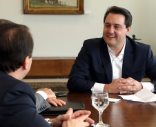 Governador Carlos Massa Ratinho Junior durante reunião com o secretário Nacional de Segurança Pública, general Guilherme Theóphilo e o secretário estadual da Segurança Pública e Administração Penitenciária, general Luiz Felipe Carbonell - Curitiba, 19/03/2019 - Foto Gilson Abreu/ANPr