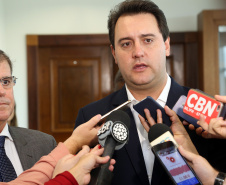 Governador Carlos Massa Ratinho Junior durante reunião com o secretário Nacional de Segurança Pública, general Guilherme Theóphilo e o secretário estadual da Segurança Pública e Administração Penitenciária, general Luiz Felipe Carbonell - Curitiba, 19/03/2019 - Foto Gilson Abreu/ANPr