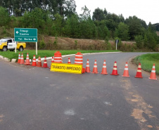O Departamento de Estradas de Rodagem do Paraná (DER-PR) informa que nesta quarta-feira (20) fará uma nova avaliação do trecho da PR-340 entre os municípios de Tibagi e Telêmaco Borba, nos Campos Gerais, para verificar a possibilidade de liberação do tráfego em meia pista.  -  Foto: Divulgação DER