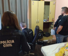 A Polícia Civil do Paraná deflagrou nesta terça-feira (19) a Operação ?Proteção Integral? com o objetivo de combater o abuso e a exploração sexual de crianças e adolescentes. Onze mandados de busca e apreensão foram cumpridos em oito cidades do Estado ? Curitiba, Almirante Tamandaré, Londrina, Foz do Iguaçu, Cascavel, Palmas, Pato Branco e Cambé.  -  Curitiba, 19/03/2019  -  Foto: Divulgação PCPR