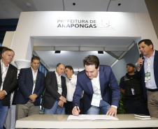 O Governo do Paraná vai destinar R$ 1,1 milhão para a Prefeitura de Arapongas reformar quadras poliesportivas em duas escolas municipais: Antônio Grassano Junior, no Jardim Alto da Boa Vista, e Papa João Paulo II, no Jardim Petrópolis