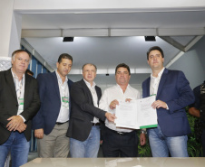 O Governo do Paraná vai destinar R$ 1,1 milhão para a Prefeitura de Arapongas reformar quadras poliesportivas em duas escolas municipais: Antônio Grassano Junior, no Jardim Alto da Boa Vista, e Papa João Paulo II, no Jardim Petrópolis