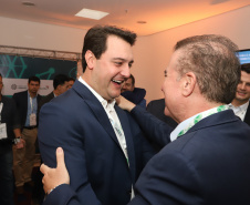 O governador Carlos Massa Ratinho Junior assinou nesta quinta-feira (21), durante o evento internacional Smart City Expo Curitiba, um projeto de lei propondo zerar a alíquota de IPVA de veículos elétricos, que hoje é de 3,5%. Ele também vai apresentar uma proposta de convênio ao Conselho Nacional de Política Fazendária (Confaz) para que o Estado também possa isentar o ICMS para a aquisição desses veículos.  -  Curitiba, 21/03/2019  -  Foto: Rodrigo Félix Leal/ANPr