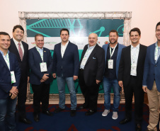 O governador Carlos Massa Ratinho Junior assinou nesta quinta-feira (21), durante o evento internacional Smart City Expo Curitiba, um projeto de lei propondo zerar a alíquota de IPVA de veículos elétricos, que hoje é de 3,5%. Ele também vai apresentar uma proposta de convênio ao Conselho Nacional de Política Fazendária (Confaz) para que o Estado também possa isentar o ICMS para a aquisição desses veículos.  -  Curitiba, 21/03/2019  -  Foto: Rodrigo Félix Leal/ANPr