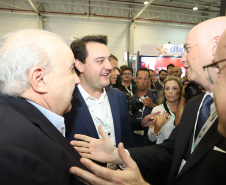 O governador Carlos Massa Ratinho Junior assinou nesta quinta-feira (21), durante o evento internacional Smart City Expo Curitiba, um projeto de lei propondo zerar a alíquota de IPVA de veículos elétricos, que hoje é de 3,5%. Ele também vai apresentar uma proposta de convênio ao Conselho Nacional de Política Fazendária (Confaz) para que o Estado também possa isentar o ICMS para a aquisição desses veículos.  -  Curitiba, 21/03/2019  -  Foto: Rodrigo Félix Leal/ANPr