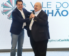 O governador Carlos Massa Ratinho Junior assinou nesta quinta-feira (21), durante o evento internacional Smart City Expo Curitiba, um projeto de lei propondo zerar a alíquota de IPVA de veículos elétricos, que hoje é de 3,5%. Ele também vai apresentar uma proposta de convênio ao Conselho Nacional de Política Fazendária (Confaz) para que o Estado também possa isentar o ICMS para a aquisição desses veículos.  -  Curitiba, 21/03/2019  -  Foto: Rodrigo Félix Leal/ANPr