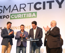 O governador Carlos Massa Ratinho Junior assinou nesta quinta-feira (21), durante o evento internacional Smart City Expo Curitiba, um projeto de lei propondo zerar a alíquota de IPVA de veículos elétricos, que hoje é de 3,5%. Ele também vai apresentar uma proposta de convênio ao Conselho Nacional de Política Fazendária (Confaz) para que o Estado também possa isentar o ICMS para a aquisição desses veículos.  -  Curitiba, 21/03/2019  -  Foto: Rodrigo Félix Leal/ANPr