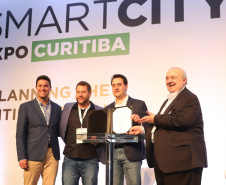 O governador Carlos Massa Ratinho Junior assinou nesta quinta-feira (21), durante o evento internacional Smart City Expo Curitiba, um projeto de lei propondo zerar a alíquota de IPVA de veículos elétricos, que hoje é de 3,5%. Ele também vai apresentar uma proposta de convênio ao Conselho Nacional de Política Fazendária (Confaz) para que o Estado também possa isentar o ICMS para a aquisição desses veículos.  -  Curitiba, 21/03/2019  -  Foto: Rodrigo Félix Leal/ANPr