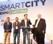 O governador Carlos Massa Ratinho Junior assinou nesta quinta-feira (21), durante o evento internacional Smart City Expo Curitiba, um projeto de lei propondo zerar a alíquota de IPVA de veículos elétricos, que hoje é de 3,5%. Ele também vai apresentar uma proposta de convênio ao Conselho Nacional de Política Fazendária (Confaz) para que o Estado também possa isentar o ICMS para a aquisição desses veículos.  -  Curitiba, 21/03/2019  -  Foto: Rodrigo Félix Leal/ANPr