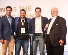 O governador Carlos Massa Ratinho Junior assinou nesta quinta-feira (21), durante o evento internacional Smart City Expo Curitiba, um projeto de lei propondo zerar a alíquota de IPVA de veículos elétricos, que hoje é de 3,5%. Ele também vai apresentar uma proposta de convênio ao Conselho Nacional de Política Fazendária (Confaz) para que o Estado também possa isentar o ICMS para a aquisição desses veículos.  -  Curitiba, 21/03/2019  -  Foto: Rodrigo Félix Leal/ANPr