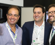 O governador Carlos Massa Ratinho Junior assinou nesta quinta-feira (21), durante o evento internacional Smart City Expo Curitiba, um projeto de lei propondo zerar a alíquota de IPVA de veículos elétricos, que hoje é de 3,5%. Ele também vai apresentar uma proposta de convênio ao Conselho Nacional de Política Fazendária (Confaz) para que o Estado também possa isentar o ICMS para a aquisição desses veículos.  -  Curitiba, 21/03/2019  -  Foto: Rodrigo Félix Leal/ANPr