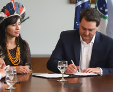 Governador Carlos Massa Ratinho Junior sanciona a lei que institui o Dia Estadual de Luta pela Eliminação da Discriminação Racial. A Lei define que a data será celebrada anualmente em 21 de março.  -  Curitiba, 21/03/2019  -  Foto: Rodrigo Félix Leal/ANPr