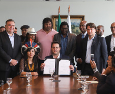 Governador Carlos Massa Ratinho Junior sanciona a lei que institui o Dia Estadual de Luta pela Eliminação da Discriminação Racial. A Lei define que a data será celebrada anualmente em 21 de março.  -  Curitiba, 21/03/2019  -  Foto: Rodrigo Félix Leal/ANPr