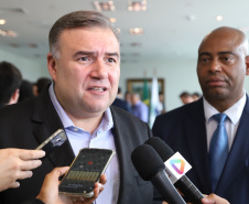 O governador Carlos Massa Ratinho Massa sanciona  a lei que institui o Dia Estadual de Luta pela Eliminação da Discriminação Racial. Foto: José Fernando Ogura/ANPr