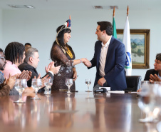 O governador Carlos Massa Ratinho Massa sanciona  a lei que institui o Dia Estadual de Luta pela Eliminação da Discriminação Racial. Foto: José Fernando Ogura/ANPr
