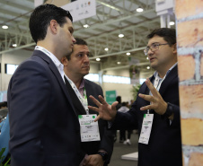 Presidente da Copel, Daniel Pimentel Slaviero, o diretor de Distribuição, Maximiliano Orfali, e o superintendente de Smart Grid e Projetos Especiais da Copel, Julio Omori, verificam o funcionamento dos medidores inteligentes no estande da Copel.  -  Curitiba, 21/03/2019  -  Foto: Daniela Catisti/Copel
